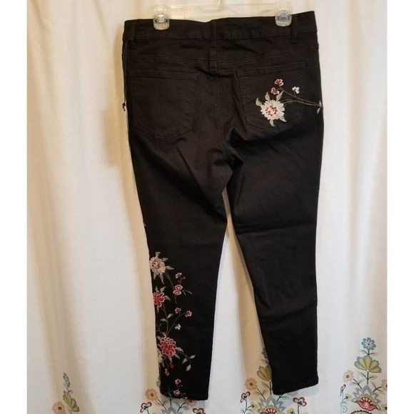 𝅺New black embroidered floral jeans high rise‎ size 12 - Picture 2 of 6